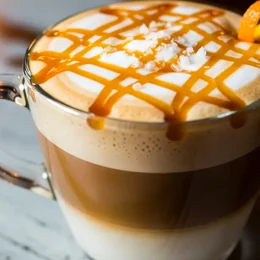 Caramel latte berlapis dengan saus karamel