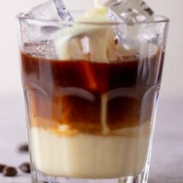 Segelas kopi susu Magdalena dengan es