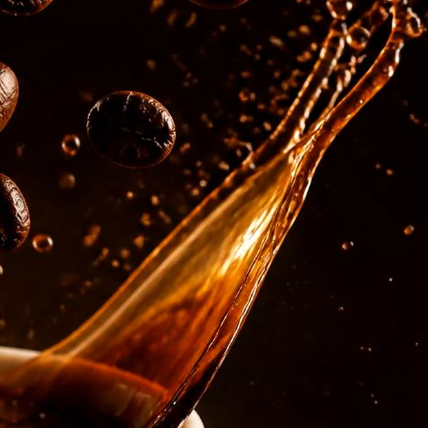 Espresso dituang, memercik ke dalam gelas