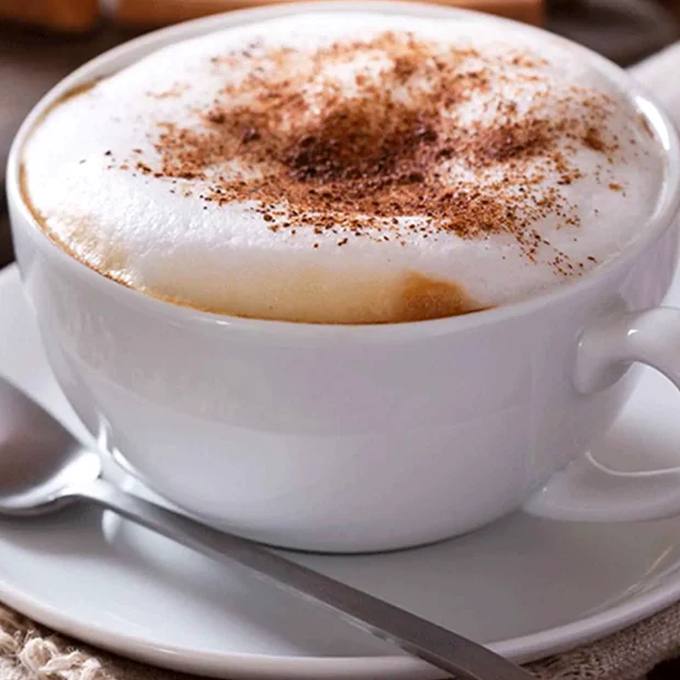 Cappuccino dengan microfoam tebal dan taburan cokelat