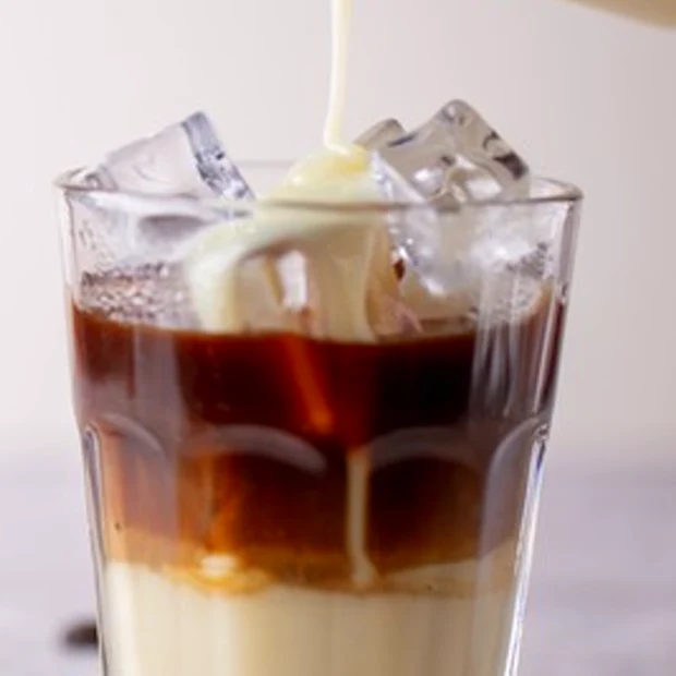 Cold brew pekat di atas es batu
