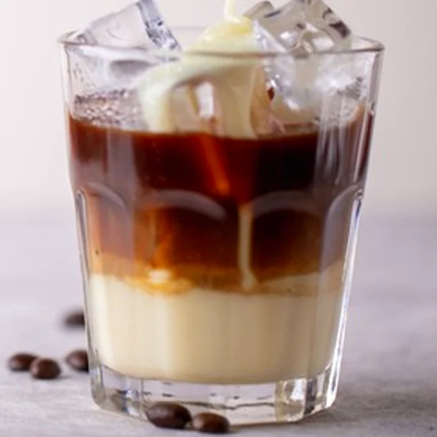 Kopi susu gula aren dituang di atas es